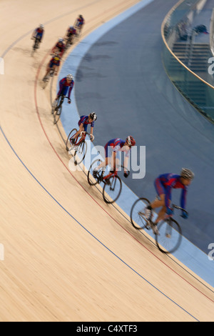 Radfahrer-Rennen um den Titel im London Olympic Velodrome, 2012 Stockfoto