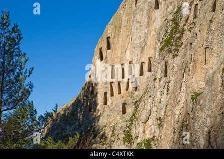 Nischen, an den Felsen ausgehöhlte Bienensteine, Rhodopen in der Nähe der Stadt Ardino, Bulgarien, Osteuropa Stockfoto