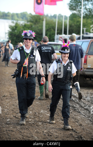 Eine Polizeistreife in die Party-Stimmung beim Glastonbury Festival 2011 Stockfoto