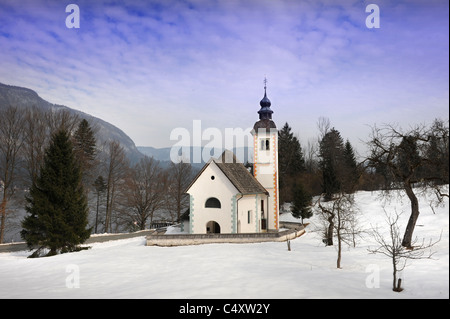 Die Kirche des Heiligen Geistes auf der Südseite des Bohinj-See im slowenischen Triglav Nationalpark Stockfoto