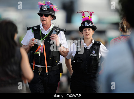 Eine Polizeistreife in die Party-Stimmung beim Glastonbury Festival 2011 Stockfoto