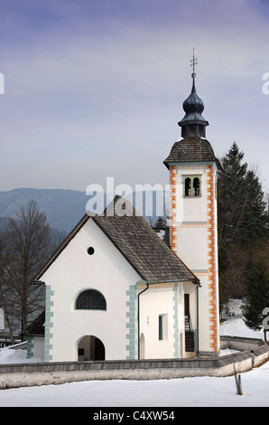 Die Kirche des Heiligen Geistes auf der Südseite des Bohinj-See im slowenischen Triglav Nationalpark Stockfoto