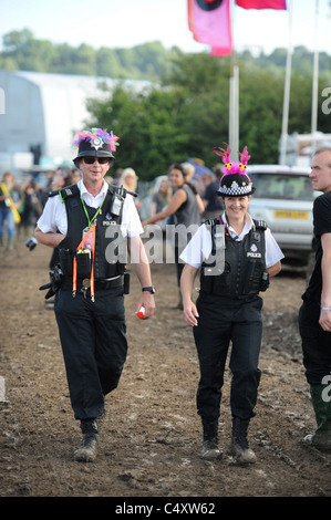 Eine Polizeistreife in die Party-Stimmung beim Glastonbury Festival 2011 Stockfoto