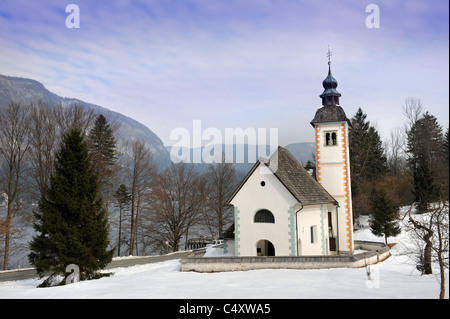 Die Kirche des Heiligen Geistes auf der Südseite des Bohinj-See im slowenischen Triglav Nationalpark Stockfoto