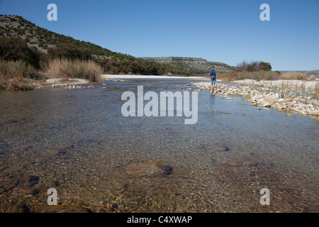 Felsen sind deutlich sichtbar unter saubere Wasser der Quelle gespeisten Unabhängigkeit Creek in ariden Westen von Texas. Stockfoto