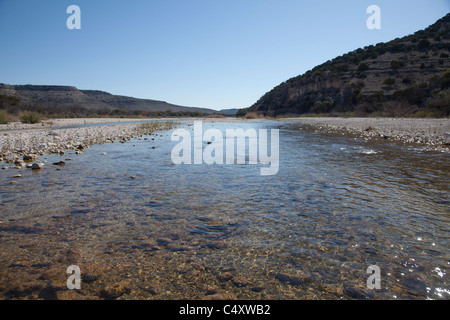 Felsen sind deutlich sichtbar unter saubere Wasser der Quelle gespeisten Unabhängigkeit Creek in ariden Westen von Texas. Stockfoto