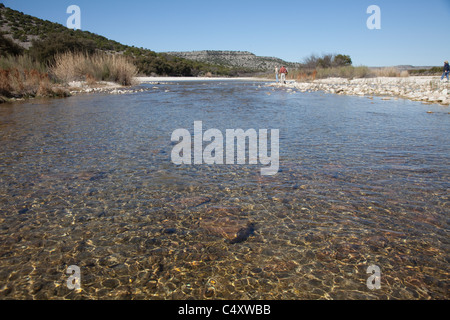 Felsen sind deutlich sichtbar unter saubere Wasser der Quelle gespeisten Unabhängigkeit Creek in ariden Westen von Texas. Stockfoto