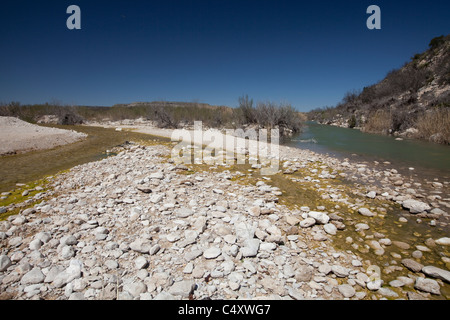 Klare Wasser des Unabhängigkeit Creek (links) laufen in Richtung Mündung in Pecos River (rechts) im trockenen Teil des West-Texas. Stockfoto