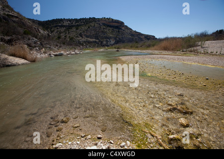 Klaren Wasser der Quelle gespeisten Unabhängigkeit Creek rennt auf dem Zusammenfluss mit der Pecos River in ariden Westen von Texas. Stockfoto