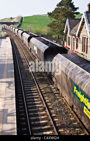 Freight Liner Wagen Transport von Kohle durch den britischen Eisenbahnen Kohle Trichter & Waren am Bahnhof Tabay Station, Settle Carlisle, Cumbria, Großbritannien Stockfoto