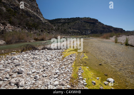 Klaren Wasser der Unabhängigkeit Creek (rechts) laufen in Richtung Mündung mit Pecos River (links) im trockenen Teil von West Texas. Stockfoto