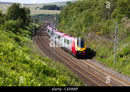 British Railways  Descending Virgin Voyager Zug bei Shap, West Coast Line, Cumbria, UK Stockfoto