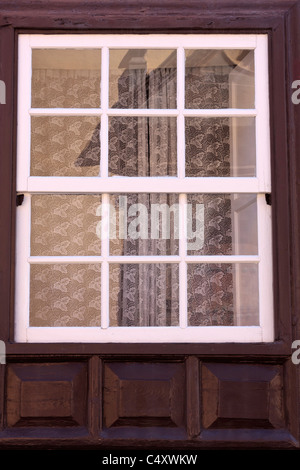 Alten Stil Holzfenster und Spitzevorhang in La Laguna-Teneriffa-Kanarische Inseln-Spanien Stockfoto