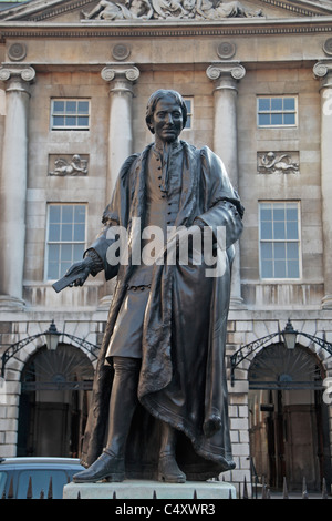 Statue von Thomas Guy, alleiniger Gründer des Kerls Krankenhaus (Guy es and St. Thomas' NHS Foundation Trust.), London, UK. Stockfoto