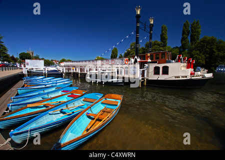 Die New-Orleans, einem Mississippi-Stil-Paddel-Flussschiff und blauen Ruderboote auf der Themse bei Henley-on-Thames, Oxfordshire Stockfoto