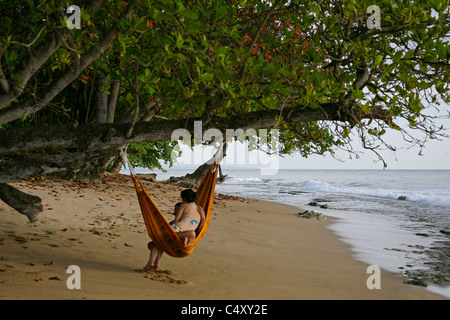 Strand-Hängematte in Puerto Rico in der Nähe von Rincon Stockfoto