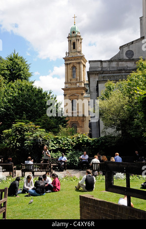 Büroangestellte in der St.-Andreas-Garten oder Andrew's mit Stadt Tempel vereint reformierte Kirche Holborn Viaduct im Hintergrund Stockfoto