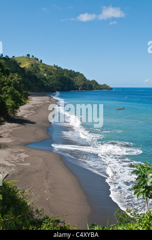 Schwarzen Sand Strand von Petit Bordel Bay, St. Vincent & The Grenadines. Stockfoto