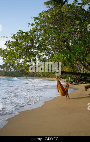 Strand-Hängematte in Puerto Rico in der Nähe von Rincon Stockfoto