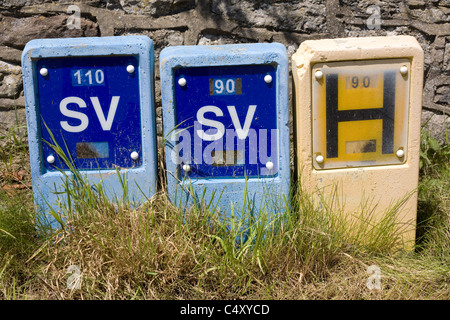 Schleuse Ventil und Hydranten Marker in einem Dorf in Vale von Glamorgan, Wales Stockfoto