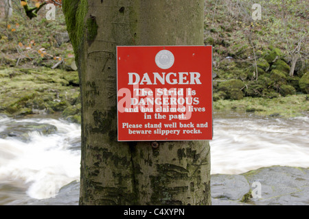 Warnzeichen von Flusses Wharfe, Strid, Bolton Abbey Estate, Wharfedale, Yorkshire Dales National Park, UK Stockfoto