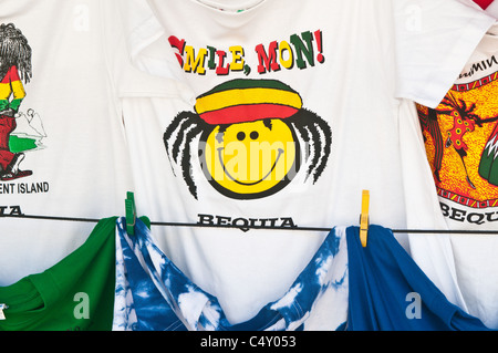 T-Shirts, Souvenirs in Port Elizabeth Bequia, St. Vincent und den Grenadinen. Stockfoto