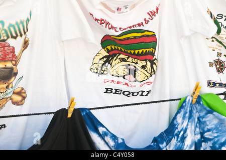 T-Shirts, Souvenirs in Port Elizabeth Bequia, St. Vincent und den Grenadinen. Stockfoto