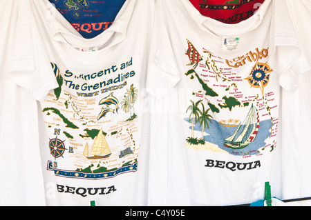T-Shirts, Souvenirs in Port Elizabeth Bequia, St. Vincent und den Grenadinen. Stockfoto
