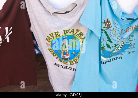 T-Shirts, Souvenirs in Port Elizabeth Bequia, St. Vincent und den Grenadinen. Stockfoto