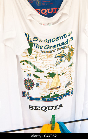 T-Shirts, Souvenirs in Port Elizabeth Bequia, St. Vincent und den Grenadinen. Stockfoto