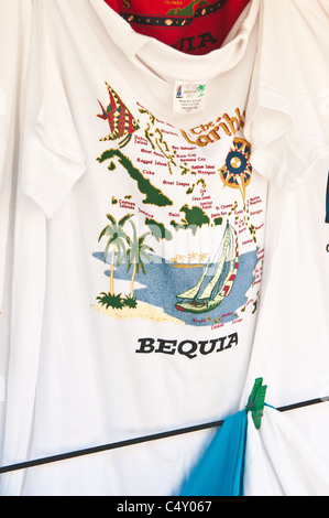 T-Shirts, Souvenirs in Port Elizabeth Bequia, St. Vincent und den Grenadinen. Stockfoto