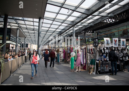 Shopper in Old Spitalfields Market in Bishopsgate, London, England, UK Stockfoto