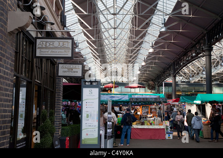 Innere des Old Spitalfields Market in Bishopsgate, London, England Stockfoto