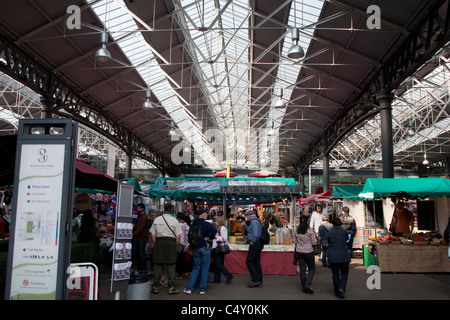 Shopper in Old Spitalfields Market, Bishopsgate, London, England, Vereinigtes Königreich Stockfoto