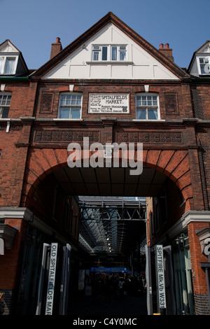 Eingang der alten Spitalfields Market in Bishopsgate, London, England, UK Stockfoto