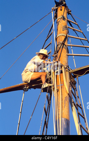 mittlere gealterte Frau Reparatur rigging auf hölzerne Mast Segelboot Stockfoto