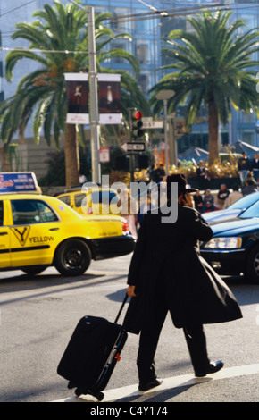 San Francisco, Kalifornien. Rabbi auf Handy kreuzt im Verkehr auf belebten union Square Kreuzung © Bob Kreisel Stockfoto