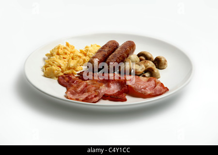 Wurst, Speck, Champignons und Rührei auf einem weißen Teller Stockfoto