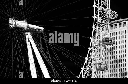 Abstrakte schwarz-weiß Bild des London Eye an der Themse. Ergriffen von der Westminster Bridge. Stockfoto