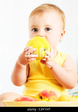 Kleines Baby Essen, Apfel, Closeup Portrait, Konzept der Gesundheitsversorgung & gesunde Kinderernährung Stockfoto