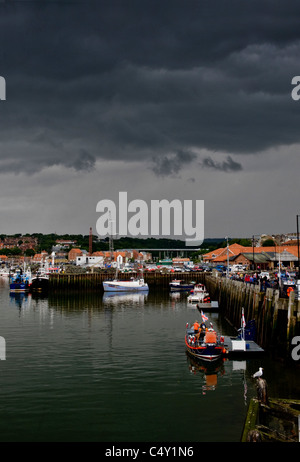 Der Hafen von Whitby, Yorkshire, Großbritannien vor einem Sommergewitter. Stockfoto