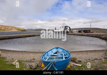 Unst und Fetlar Fährhafen mit Boot angedockt am Terminal in Bluemull Ton. Gutcher, Yell, Shetland Islands, Schottland, UK Stockfoto