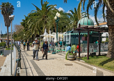 Menschen Touristen Besucher zu Fuß entlang der Promenade an der Küste Funchal Madeira Portugal EU Europa Stockfoto