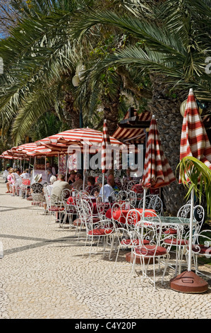 Menschen Touristen Besucher sitzen an Tischen draußen im Café im Freien An der Strandpromenade Funchal Madeira Portugal EU Europa Stockfoto