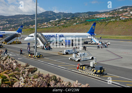 Passagiere Menschen Touristen Besucher verlassen Ausstieg aus Thomas Cook Flugzeug Flugzeug am Flughafen Funchal Madeira Portugal EU Europa Stockfoto