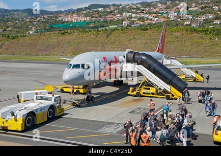 Passagiere Menschen Touristen Besucher verlassen Ausstieg aus Jet2 Flugzeug Flugzeug am Flughafen Funchal Madeira Portugal EU Europa Stockfoto