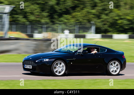 Ein Aston Martin DB9 fahren auf Castle Combe Rennstrecke. Stockfoto