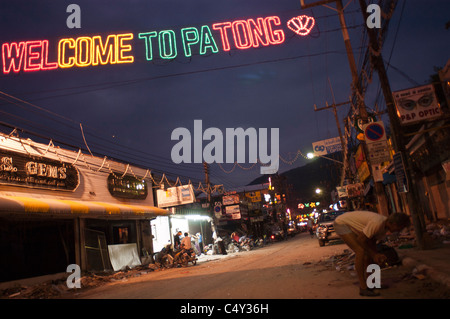 Neonlichter sind bei der Einreise nach Patong, Thailand auf der Insel Phuket am 31. Dezember 2004 gesehen. Stockfoto