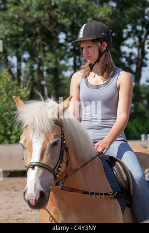 junges Mädchen reiten lernen Stockfoto