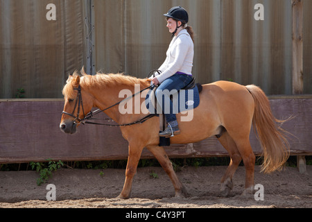 junges Mädchen reiten lernen Stockfoto